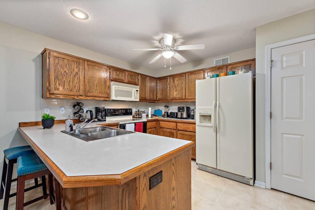 Beautiful Townhome, 11 Minutes To Downtown, Kcmo. Kansas City Exterior foto